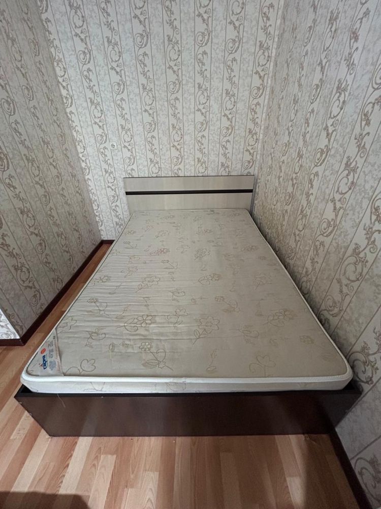 Продам кровать с матрацем