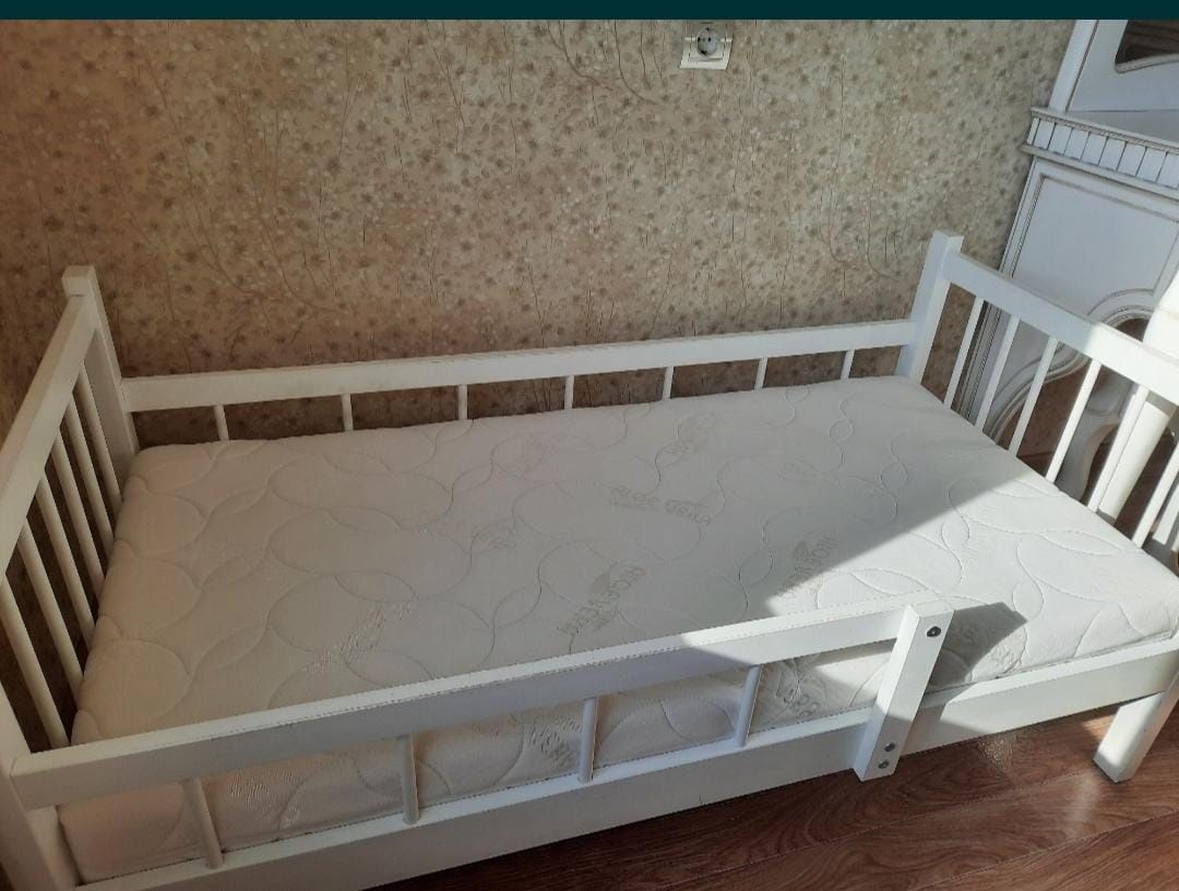 Продам кровать б/у с матрасом,материал берёза, в отличном состоянии.