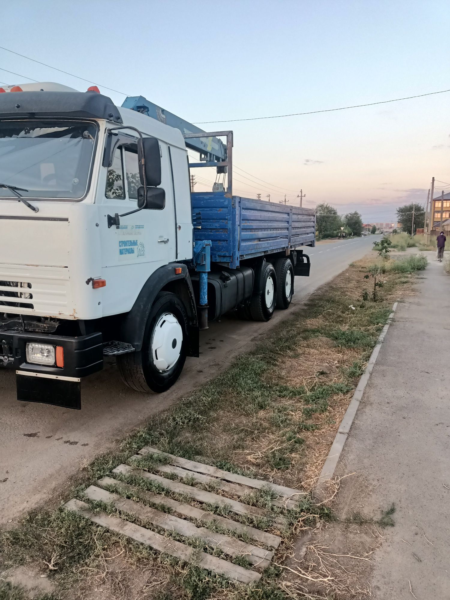 Услуги манипулятора и туфля для бетона