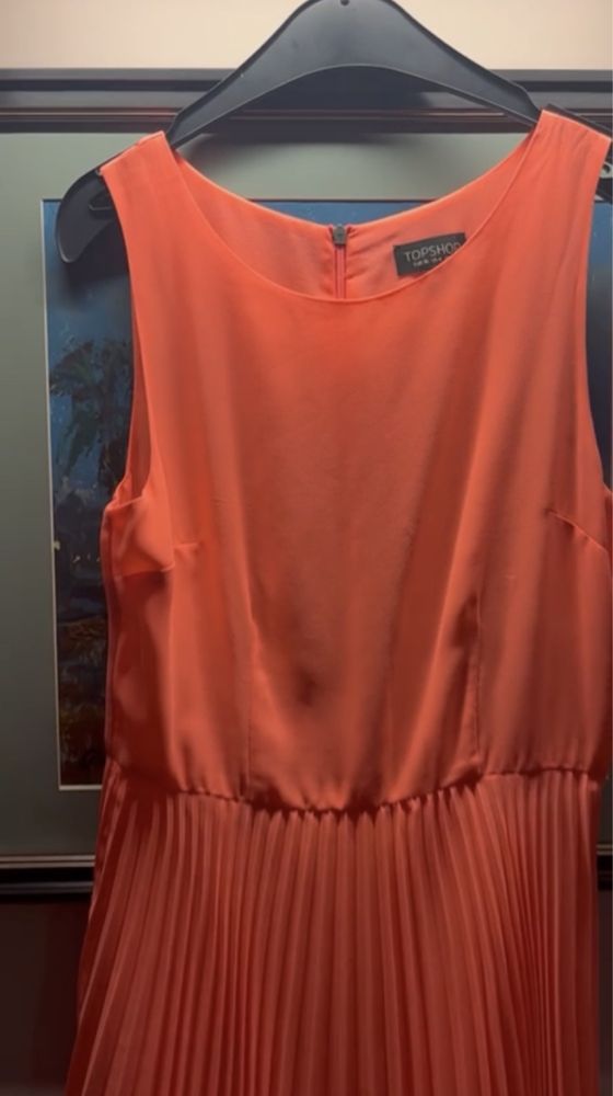 Плиссированное неоново-оранжевое платье Topshop