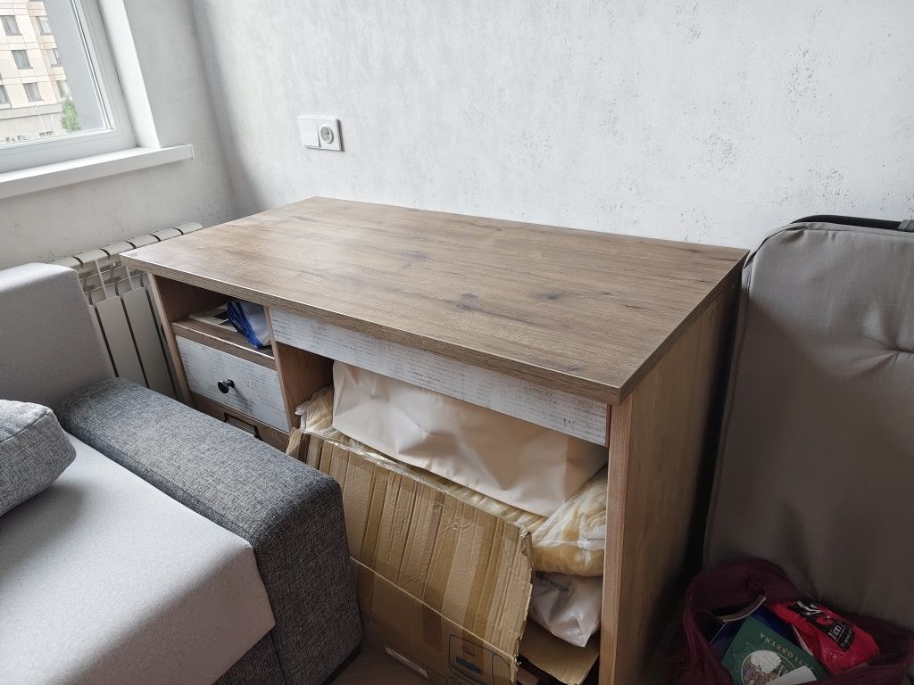 Срочно продается детский письменный стол и книжный шкаф