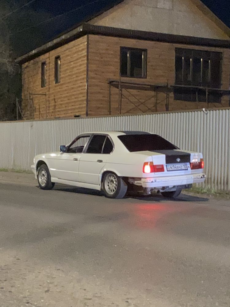 Продам БМВ 520i 1989г