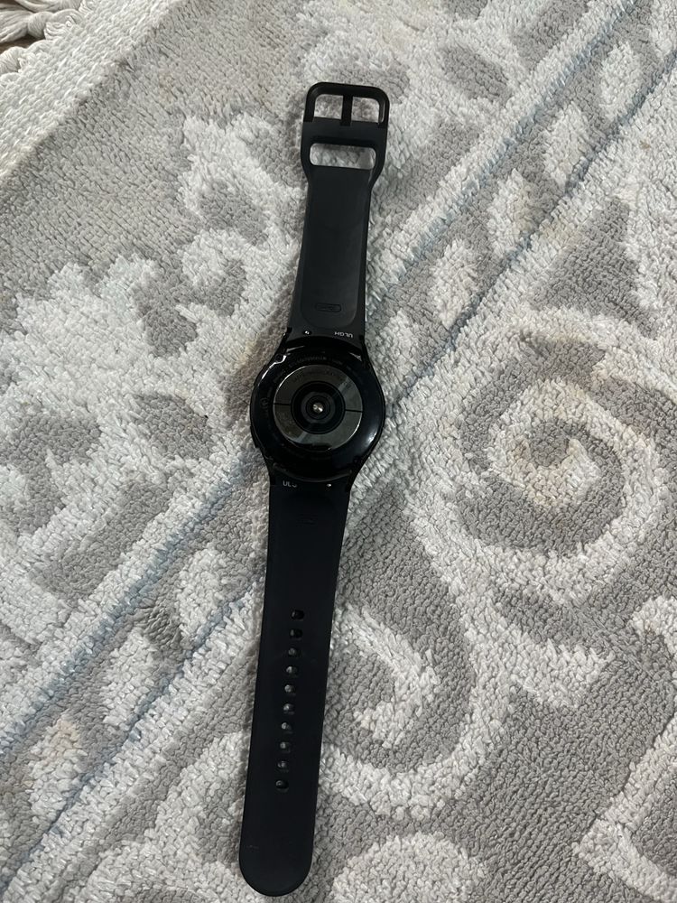 Samsung Galaxy Watch 4 (40mm) Все работает, но нет коробки.