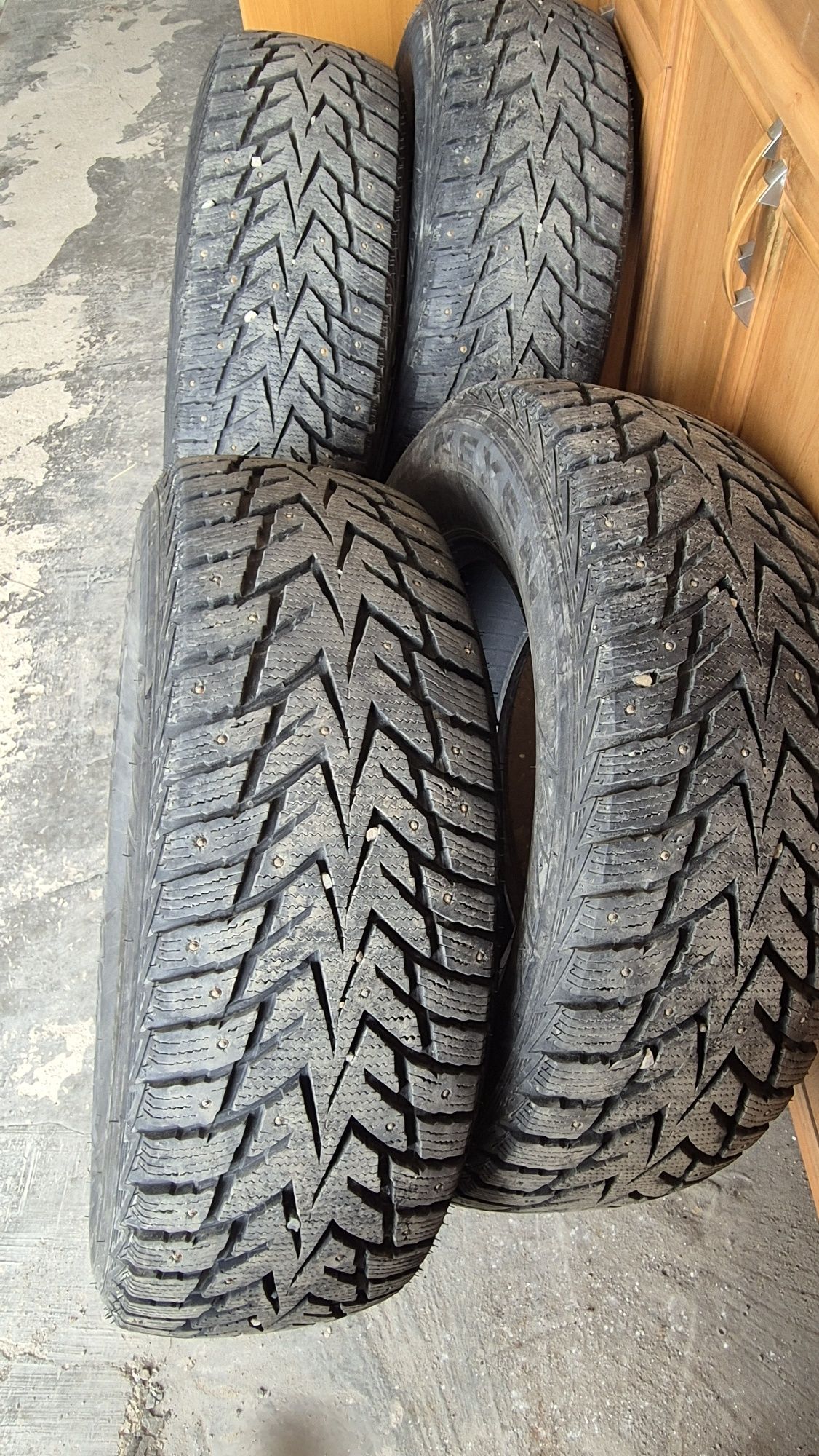 Продам зимние шипованные шины