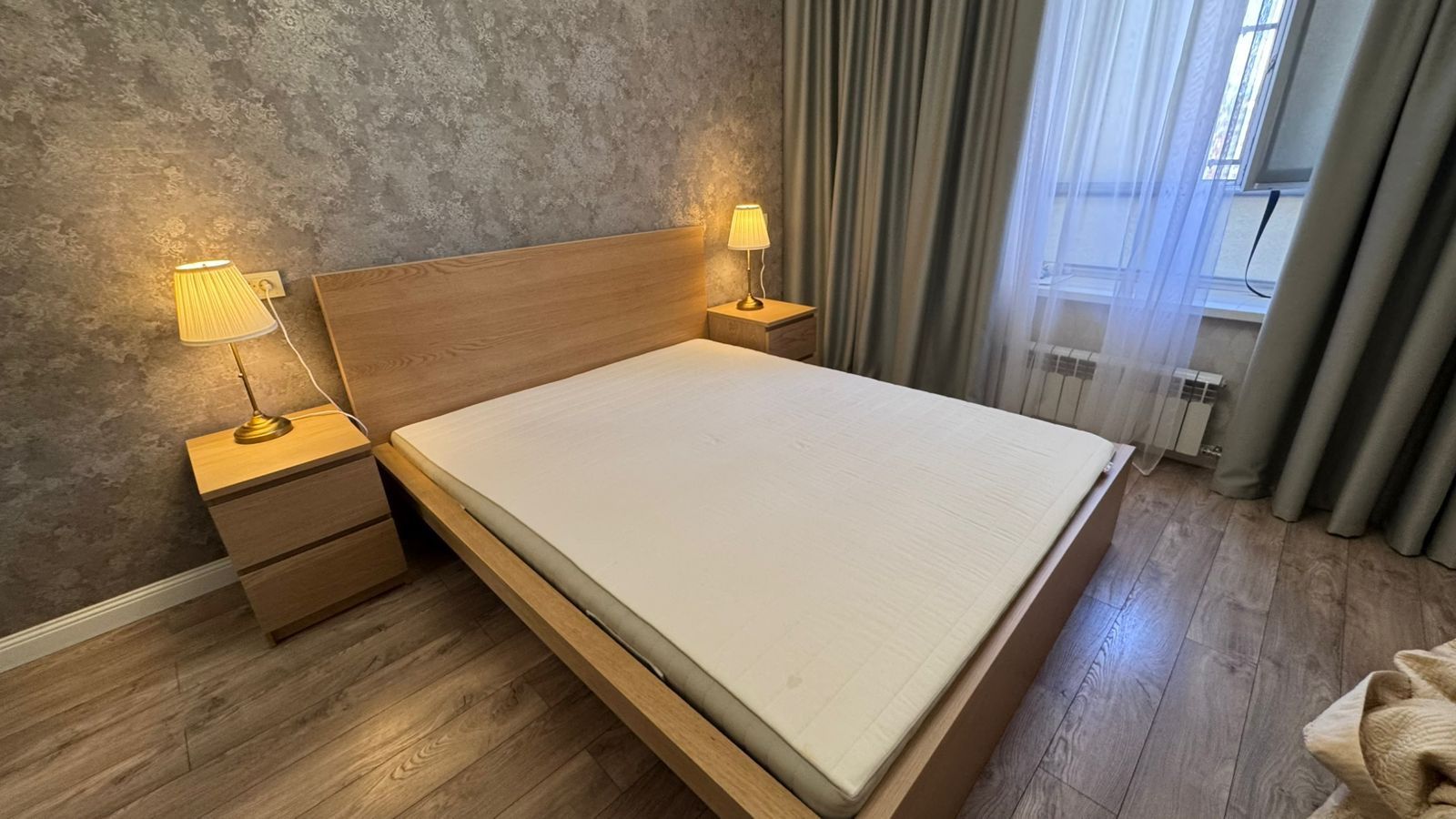 Продам двуспальную кровать .Размер 160х200 . Доставкой нельзя