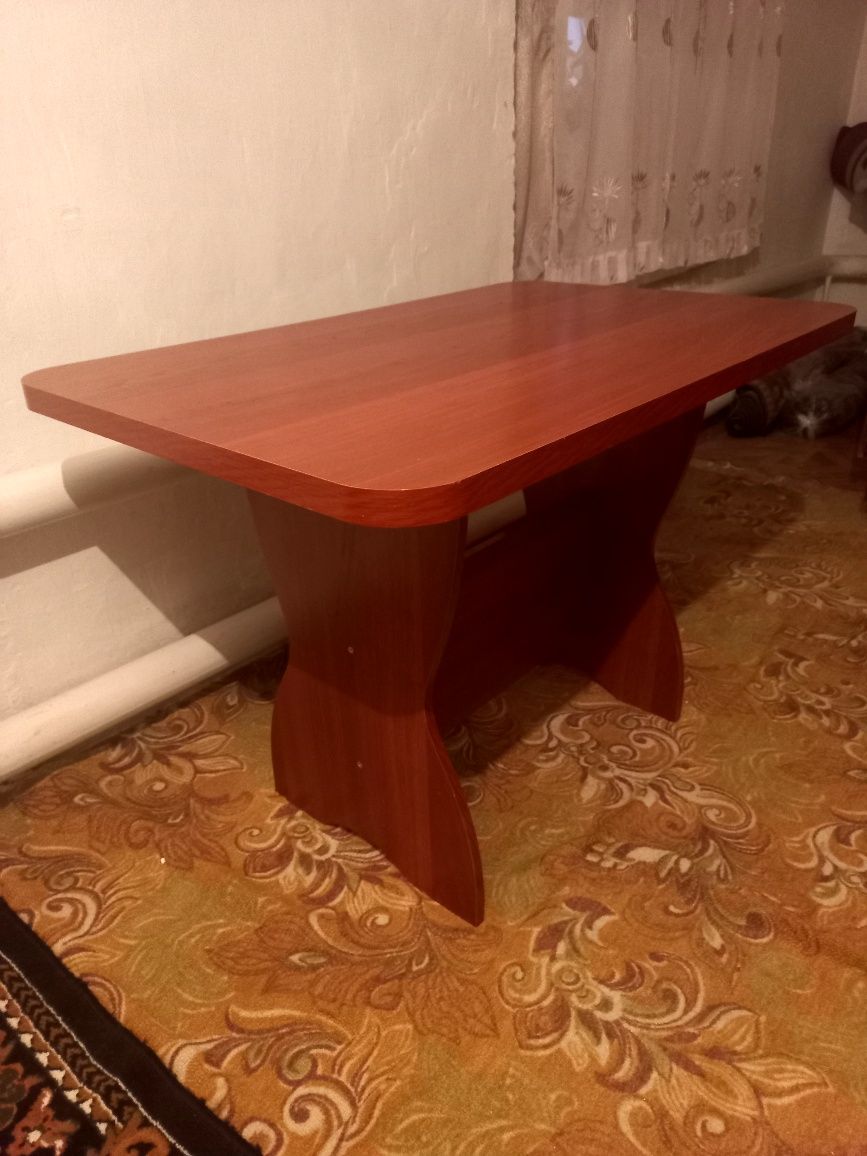 Продам кухонный стол Коричневого цвета