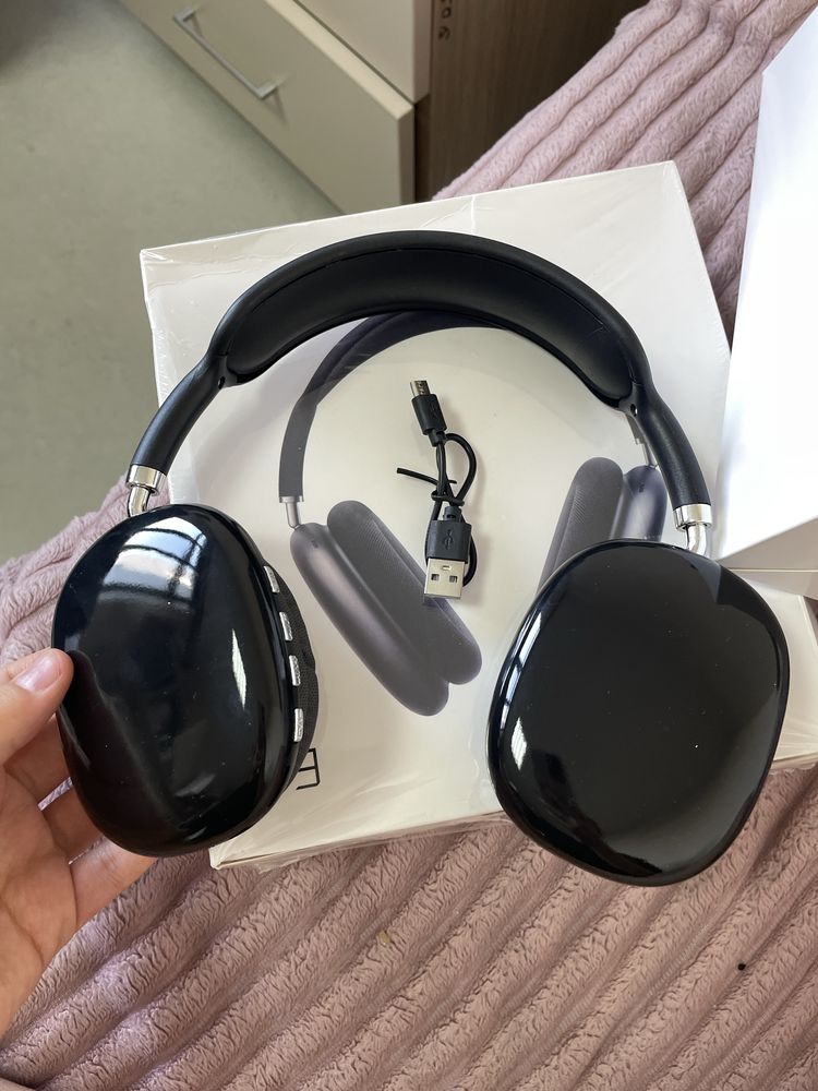 Наушники черные. Работают через Bluetooth