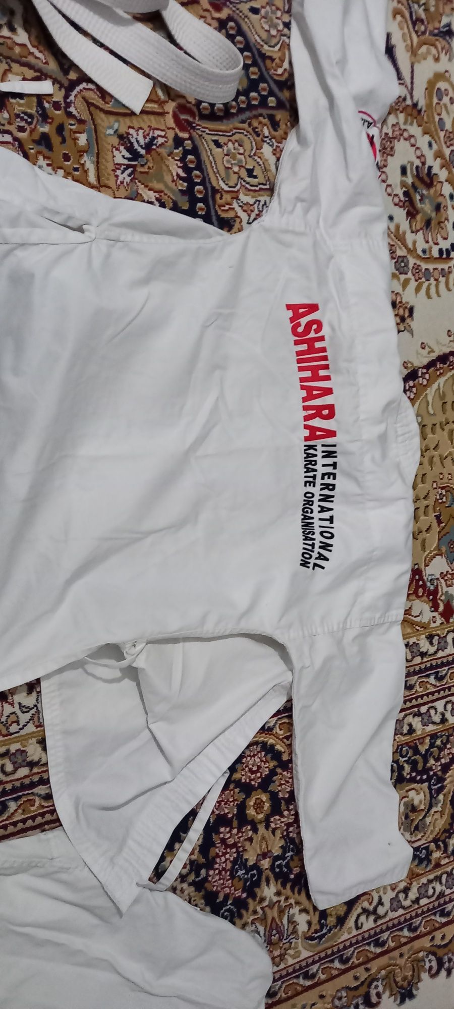Продам кимоно и нагрудник, возвраст 8-10 лет.