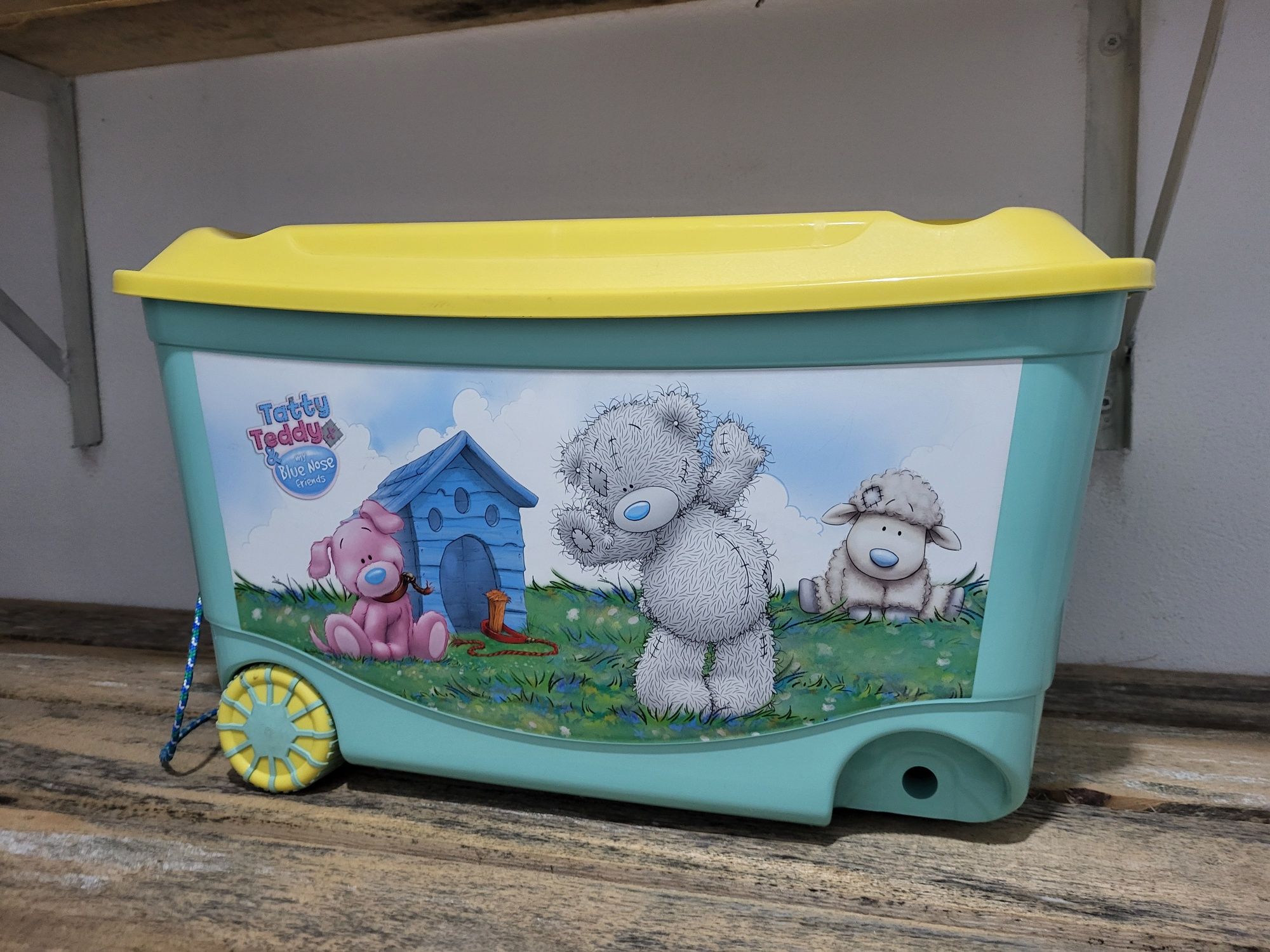 Игрушки Chicco и Fisher Price в контейнере.