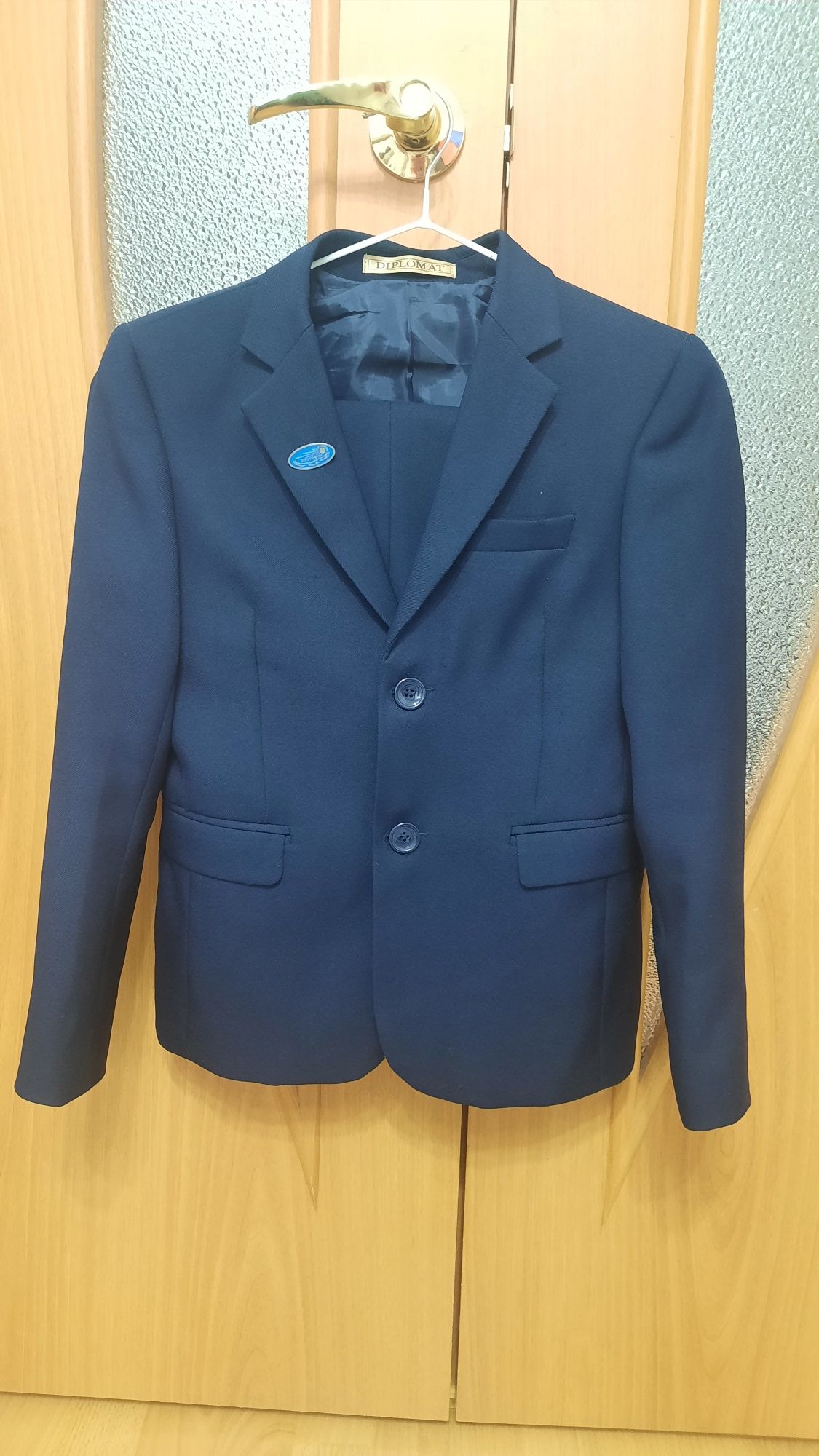 Продам школьный костюм пиджак + брюки