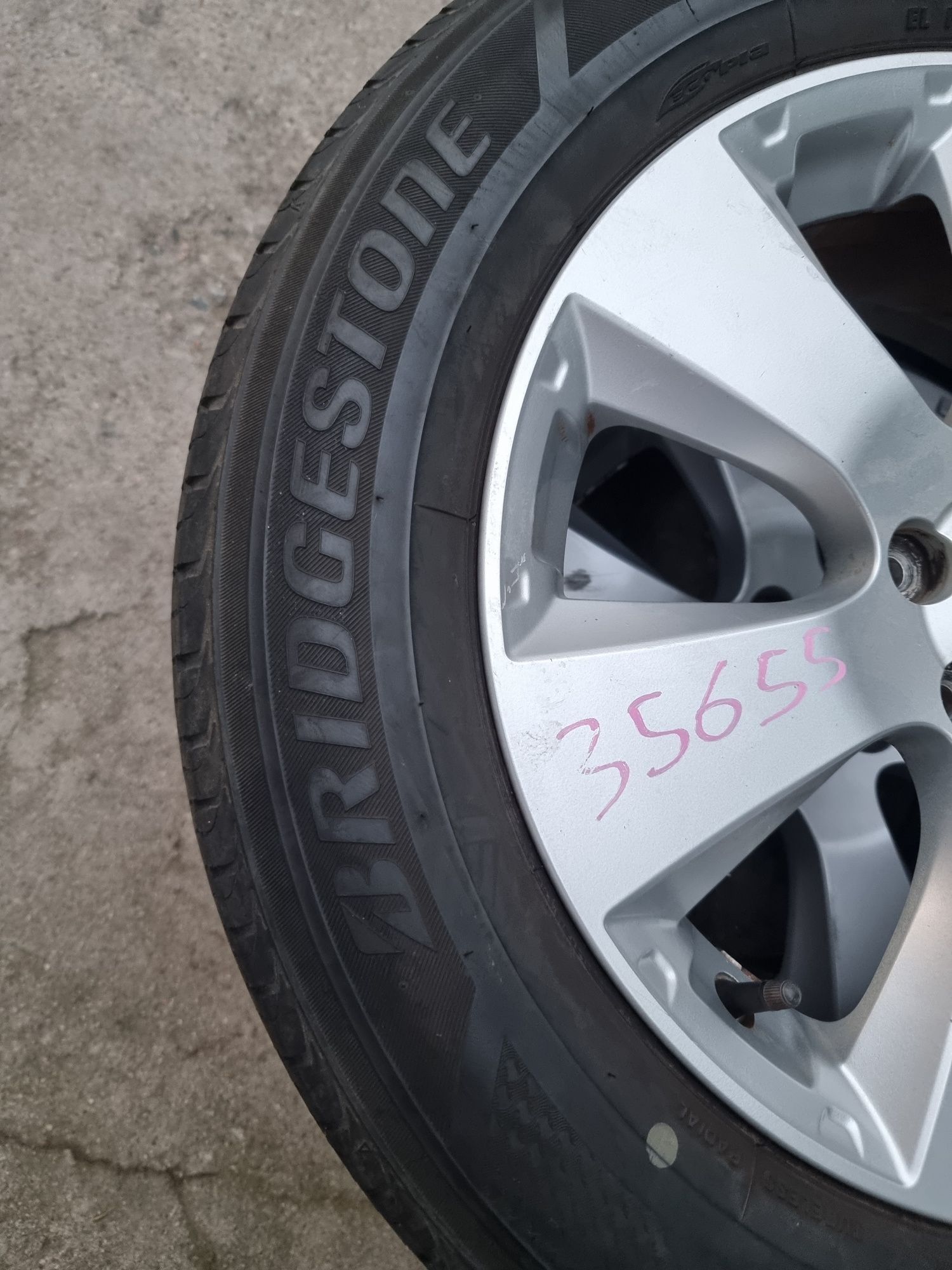 Диски R17 с шинами на Subaru Outback.