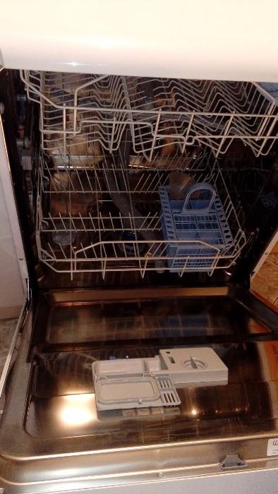 Посудомоечная Indesit.