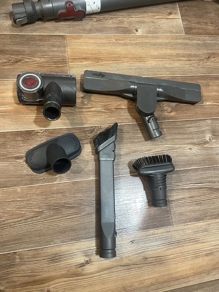Пылесос Dyson с насадками
