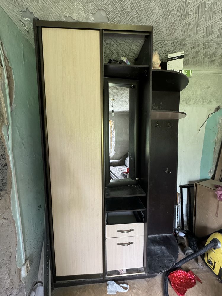 Продам шкаф в прихожую  срочно