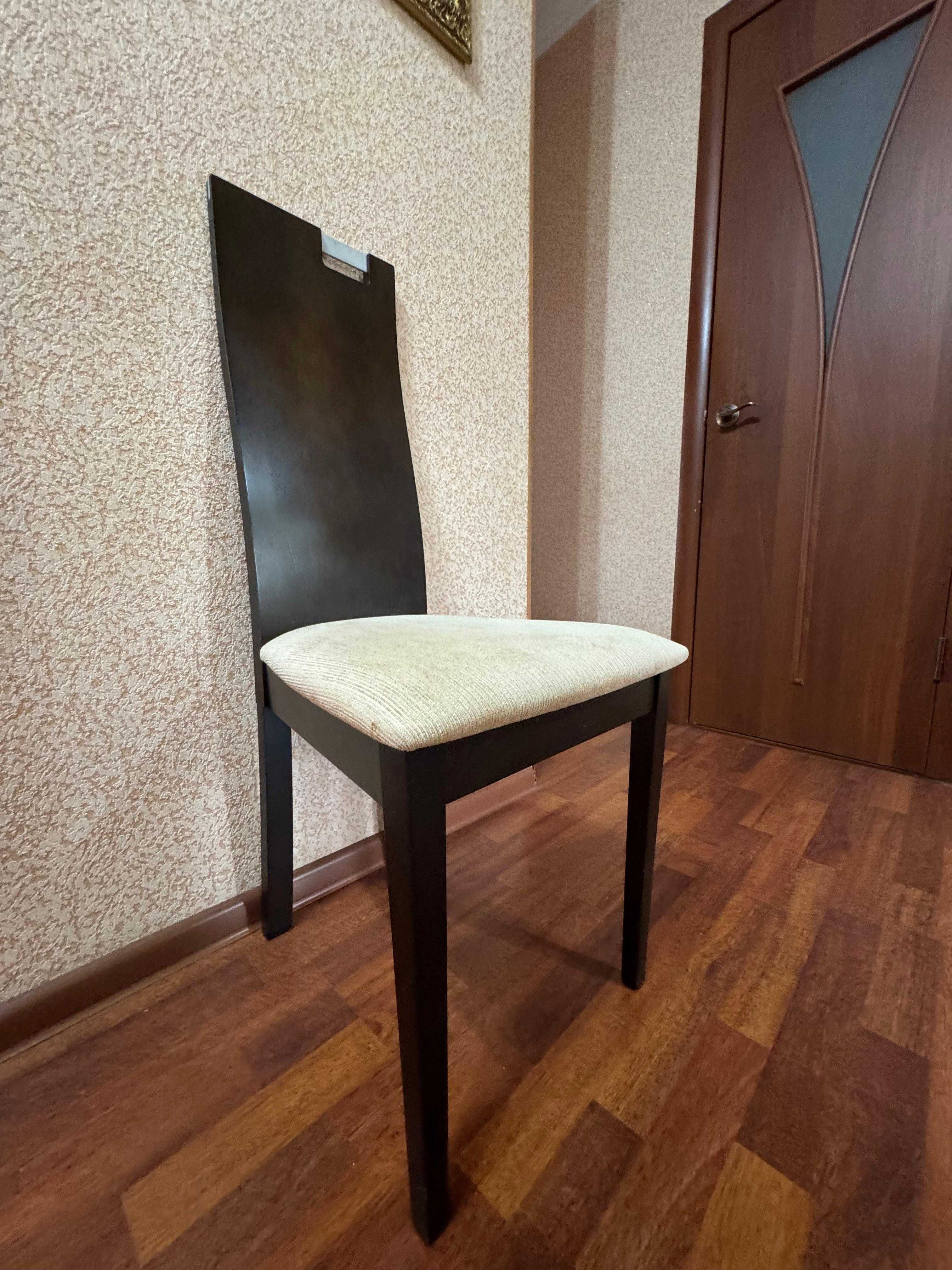 Стол с стульями из натурального дерева б/у