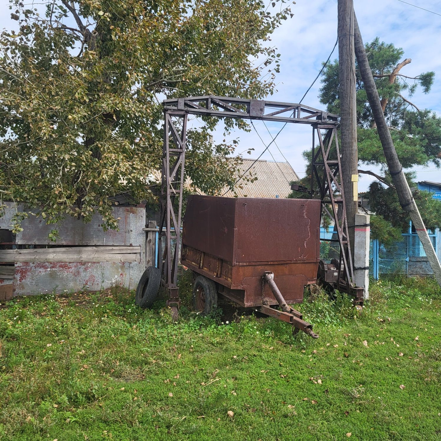 Продам цистерну на колёсах 1 остная под воду или топливо 3 куба.
