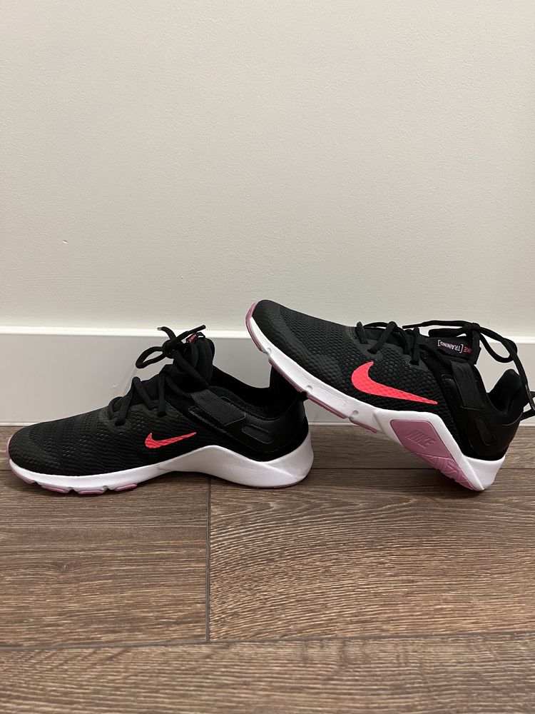 Женские кроссовки Nike Legend Essential