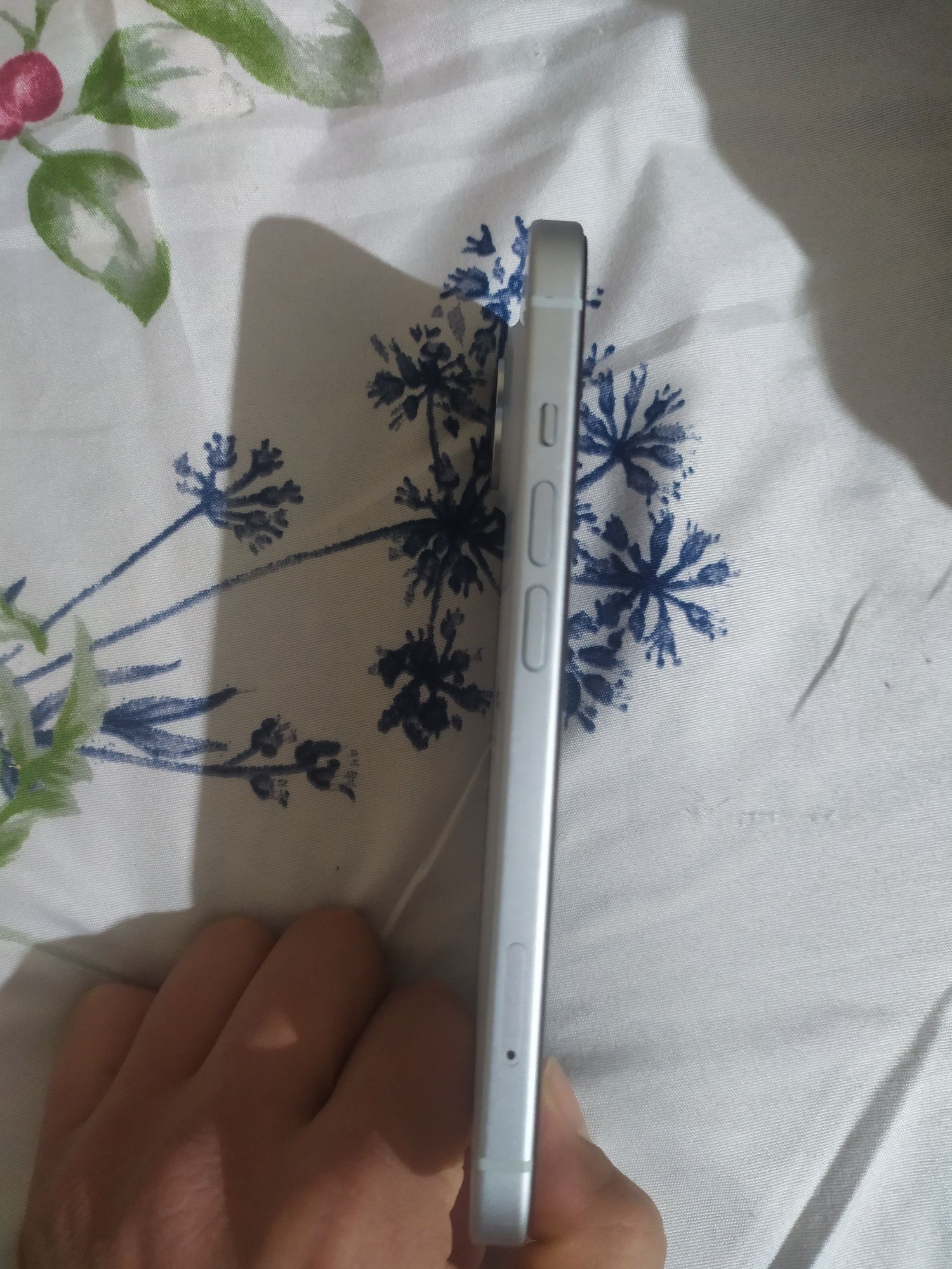 Продам айфон 15 с гарантией
