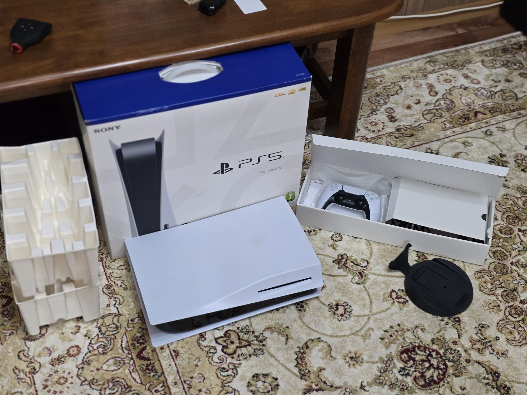 В продаже sony  Playstation5 +дополнительный Ссд для расширения памяти