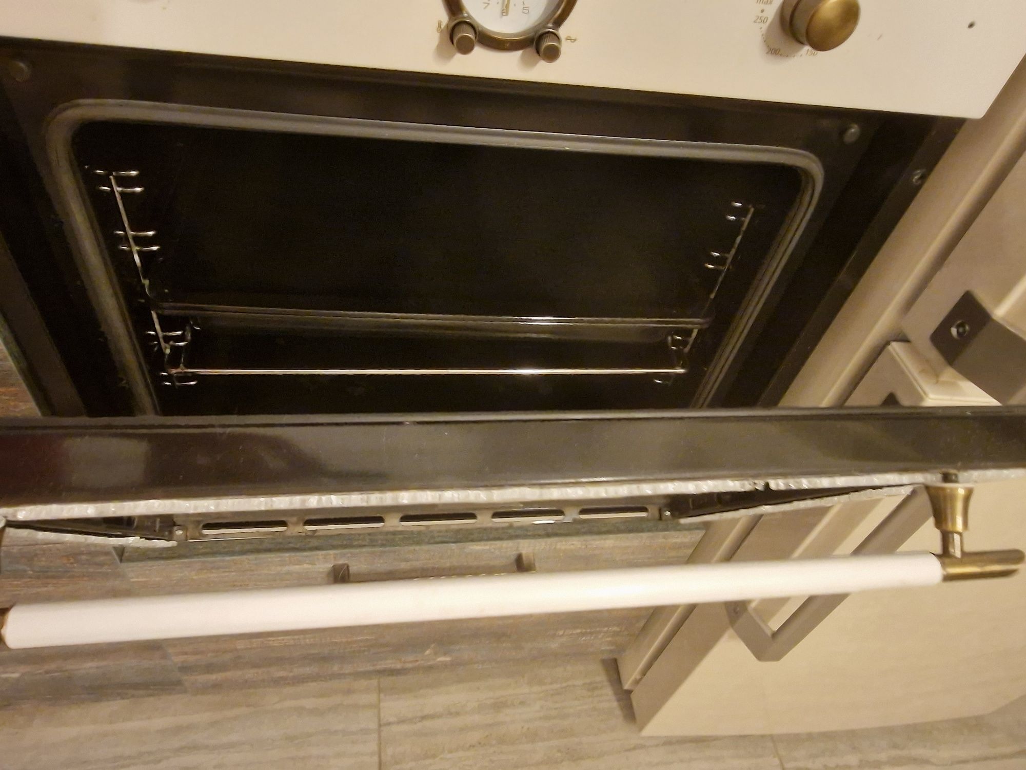 Духовой шкаф BEKO OIE 21200 WU белый