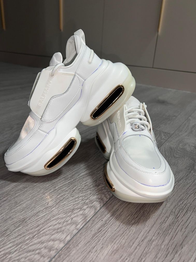 Продам кроссовки новые "Balmain"