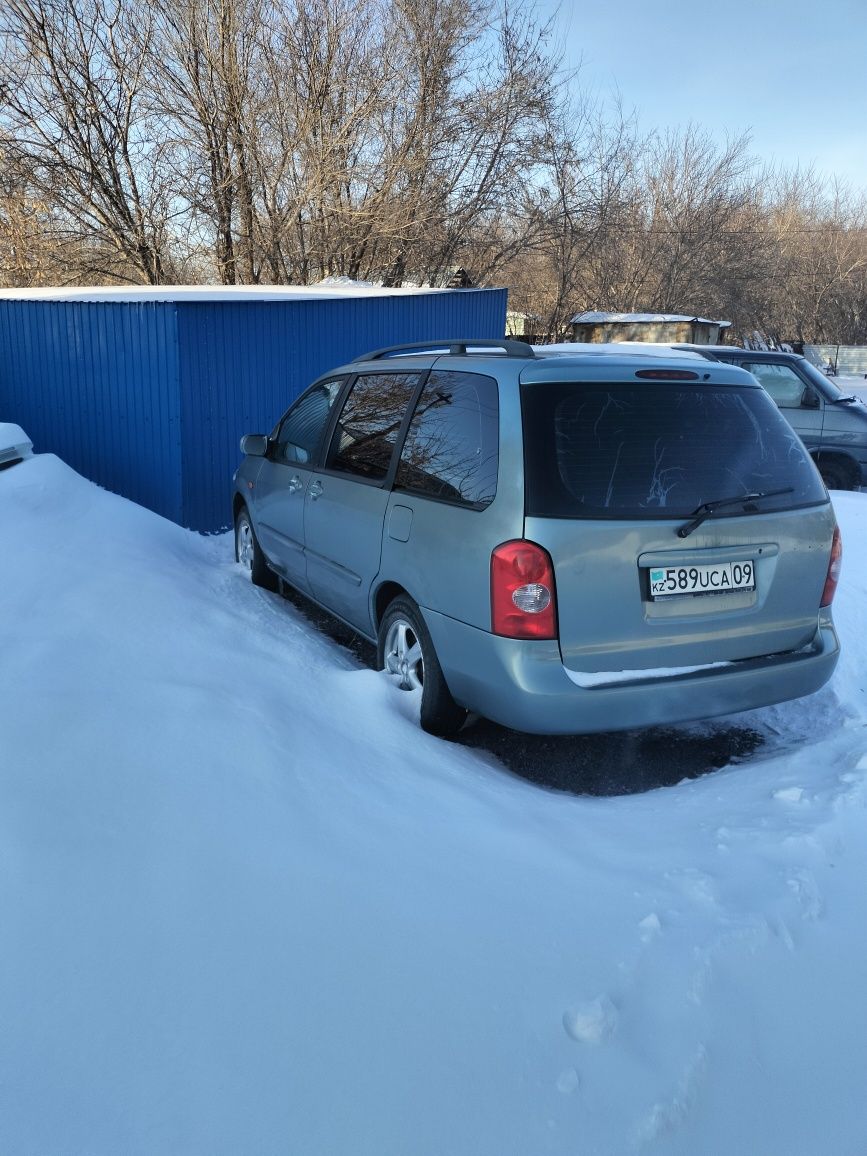 Машина стоит ждёт