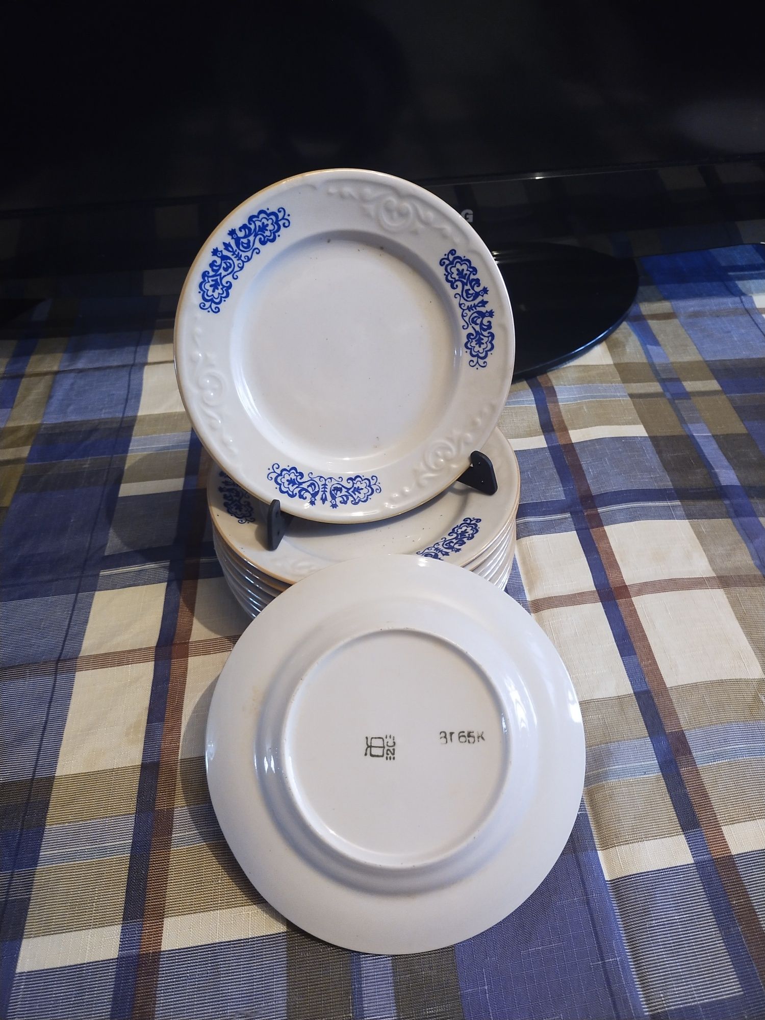 Продам рюмки ,тарелки,кипятильник,миксер