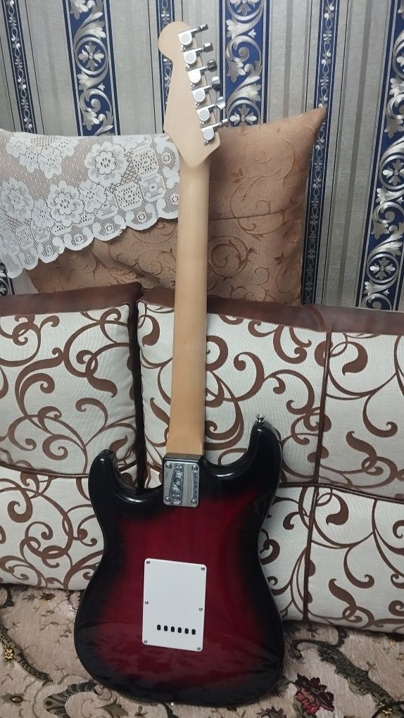 Продам электро гитару