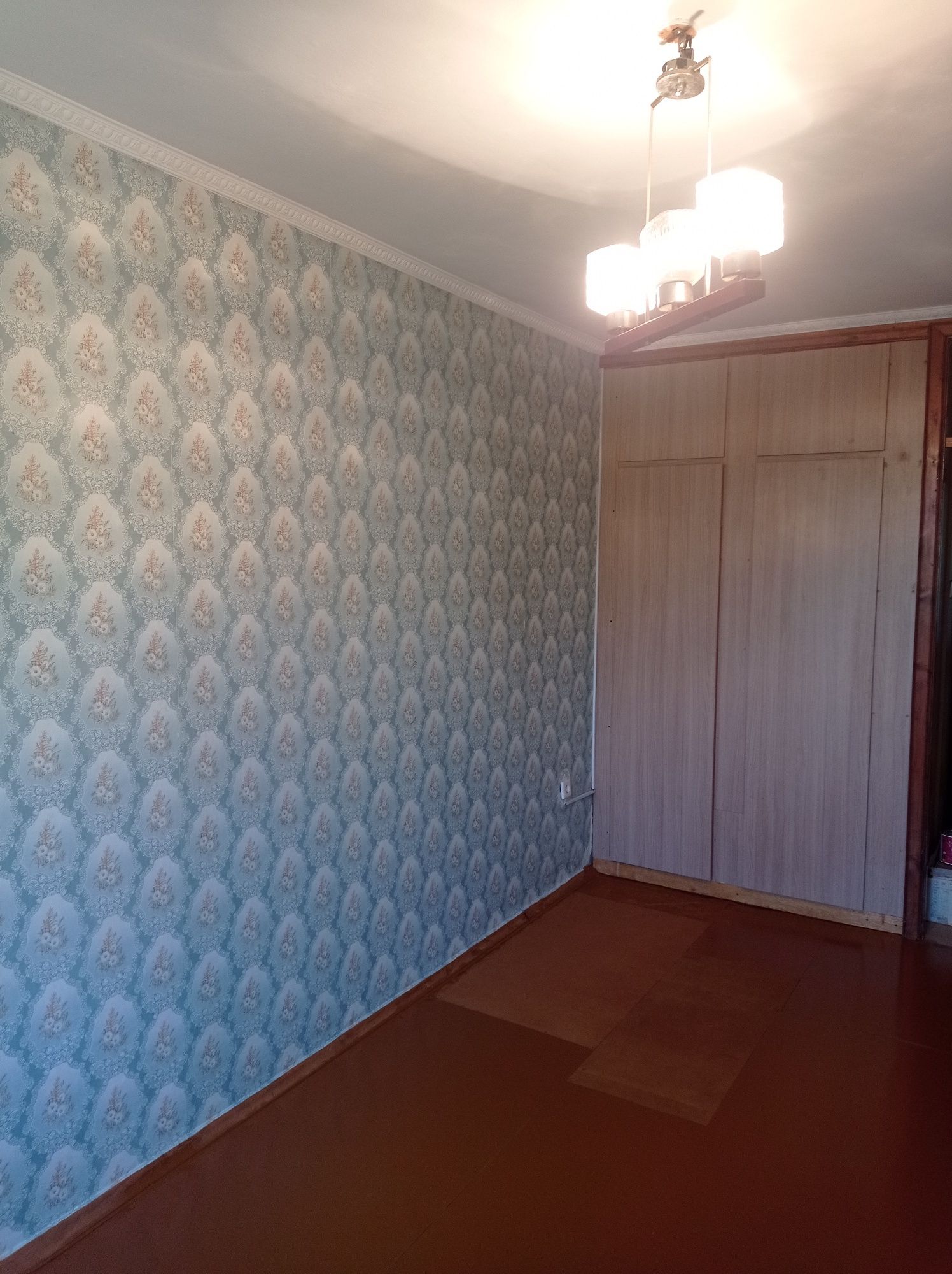 Продам квартиру трехкомнатную