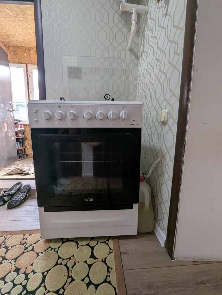 Продам газовую плиту Artel