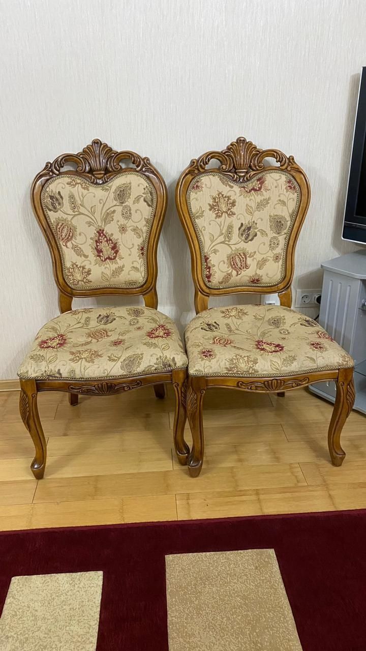 Стол стулья сервант