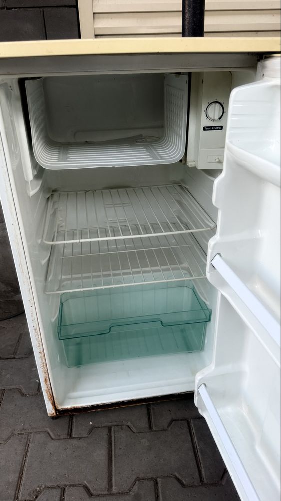 Холодильник продам срочно