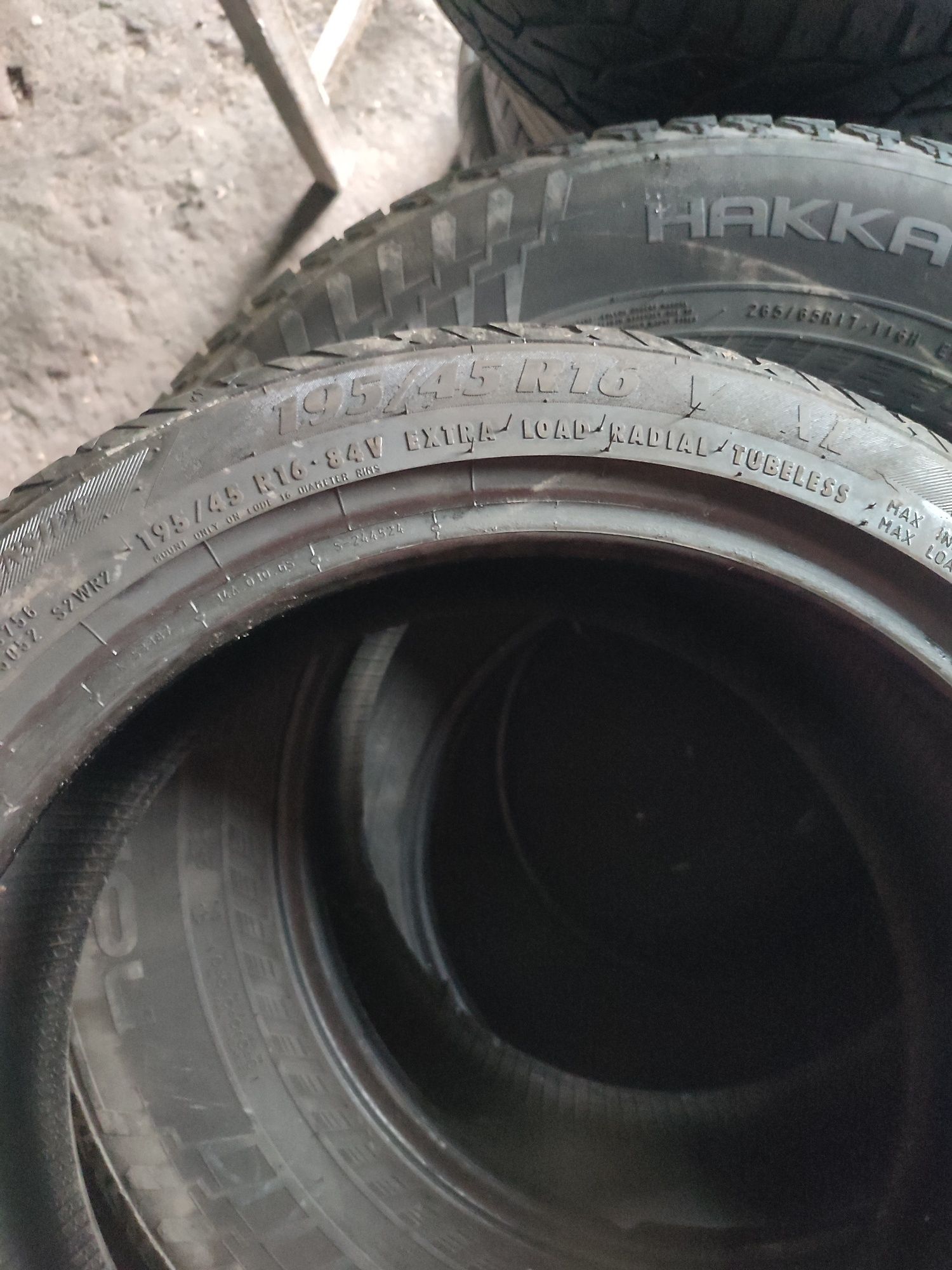 Шина безкамерка размер 195/45 R16