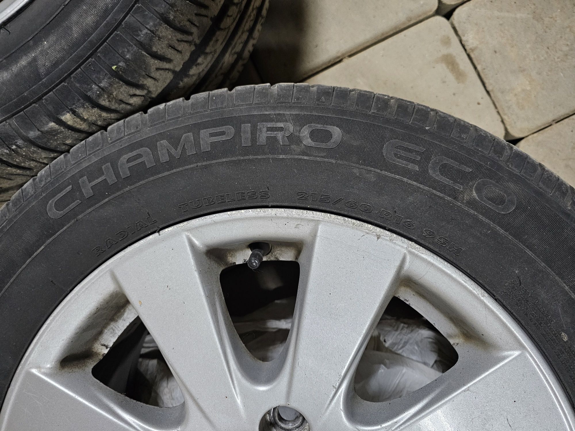 Продам комплект летней резины на дисках Toyota 215/60R16
