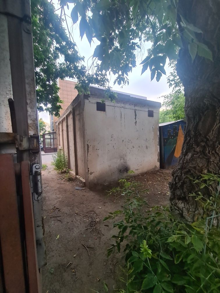 Гараж за маг. Купец (сейчас Инмарт) в центре города