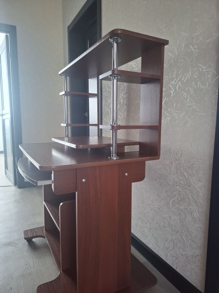 Продам компьютерный стол