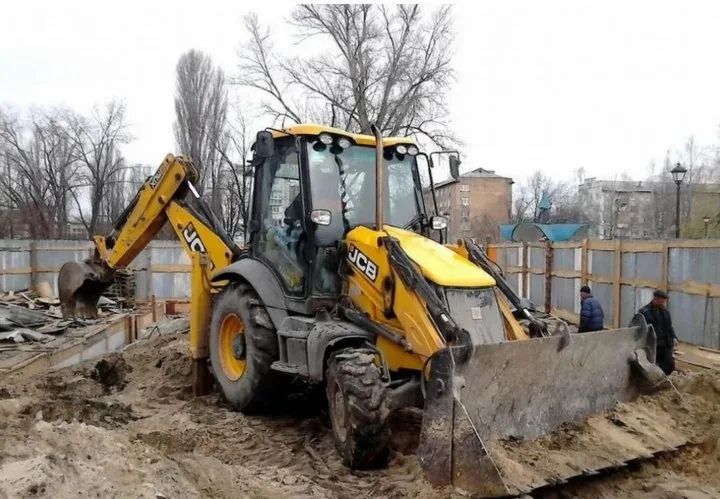 Аренда экскаватора погрузчика по часовой и долгосрочно