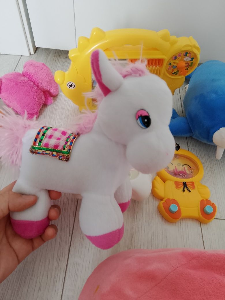 Игрушки разные, есть музыкальные