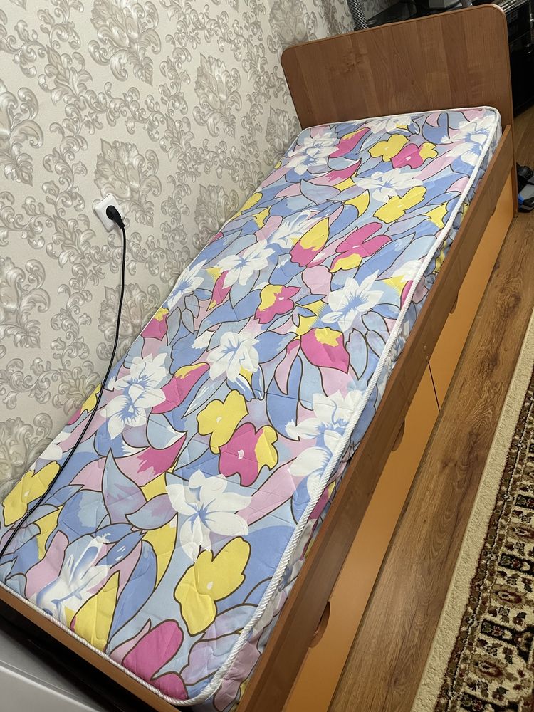 Шкаф,стол,кровать с матрасом
