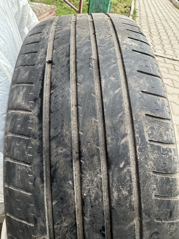Продам два баллона Maxis 235/55 20