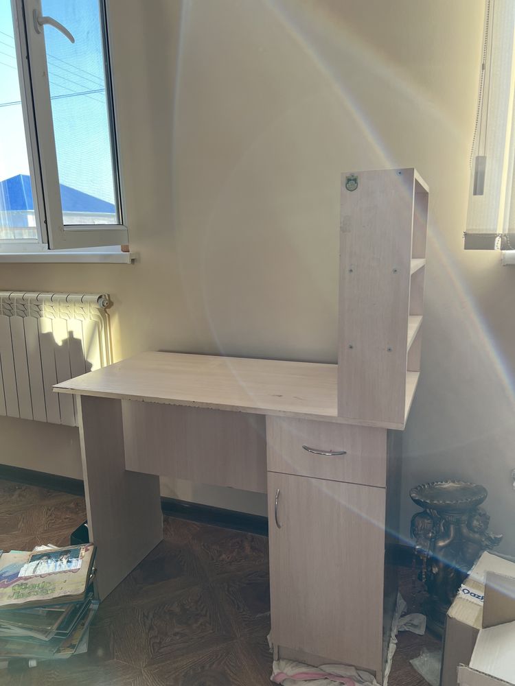 Продам стол б/у очень удобный для маник