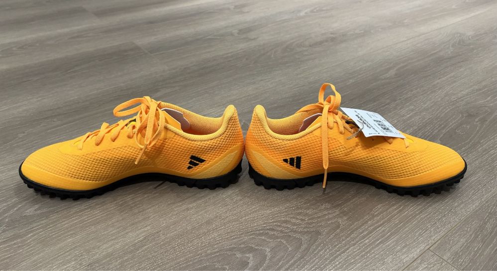 Оргинальные НОВЫЕ Футбольные бутсы (сороконожки) ADIDAS
