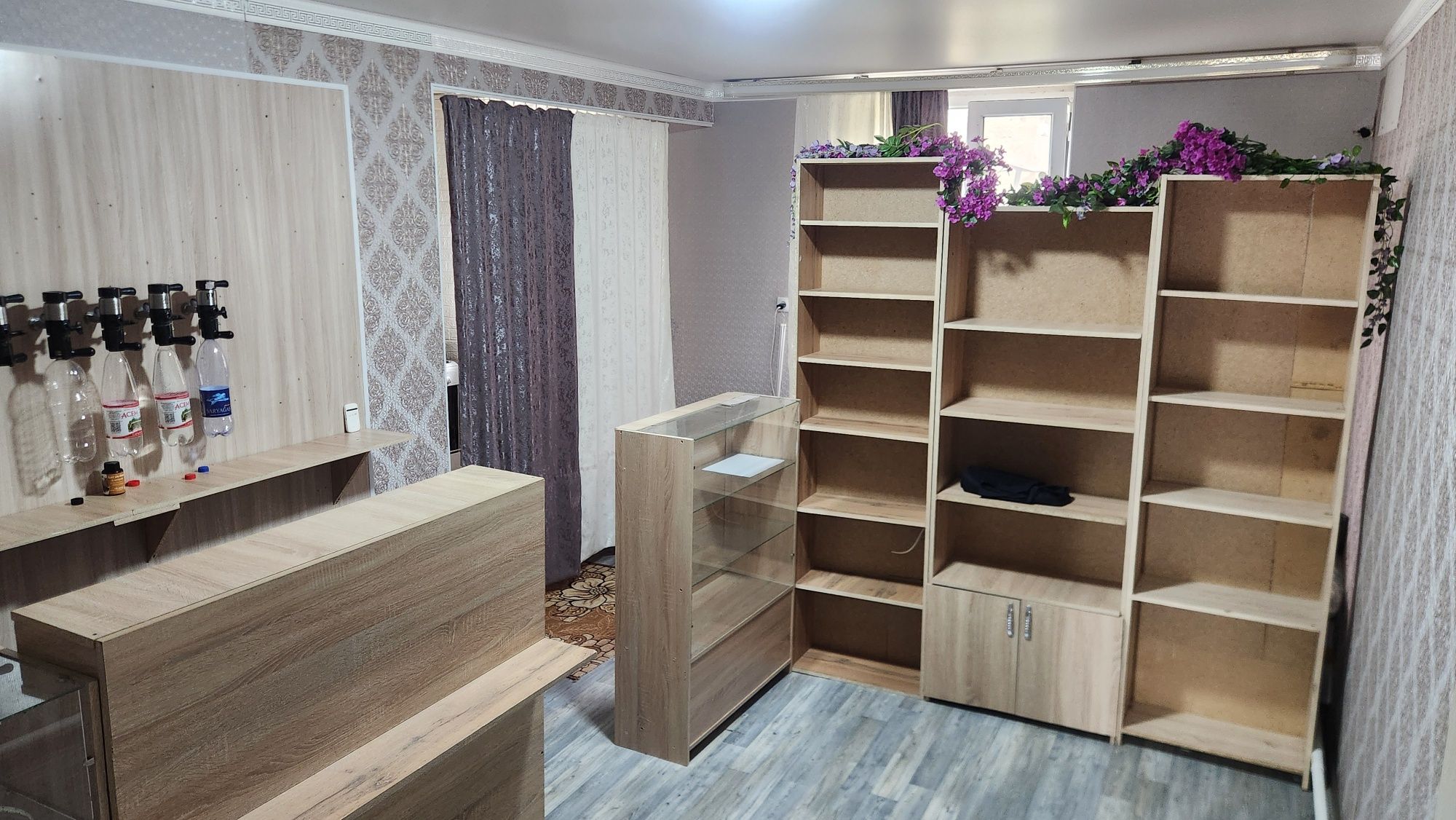 Продаётся коммерческое помещение рядом бассейна.