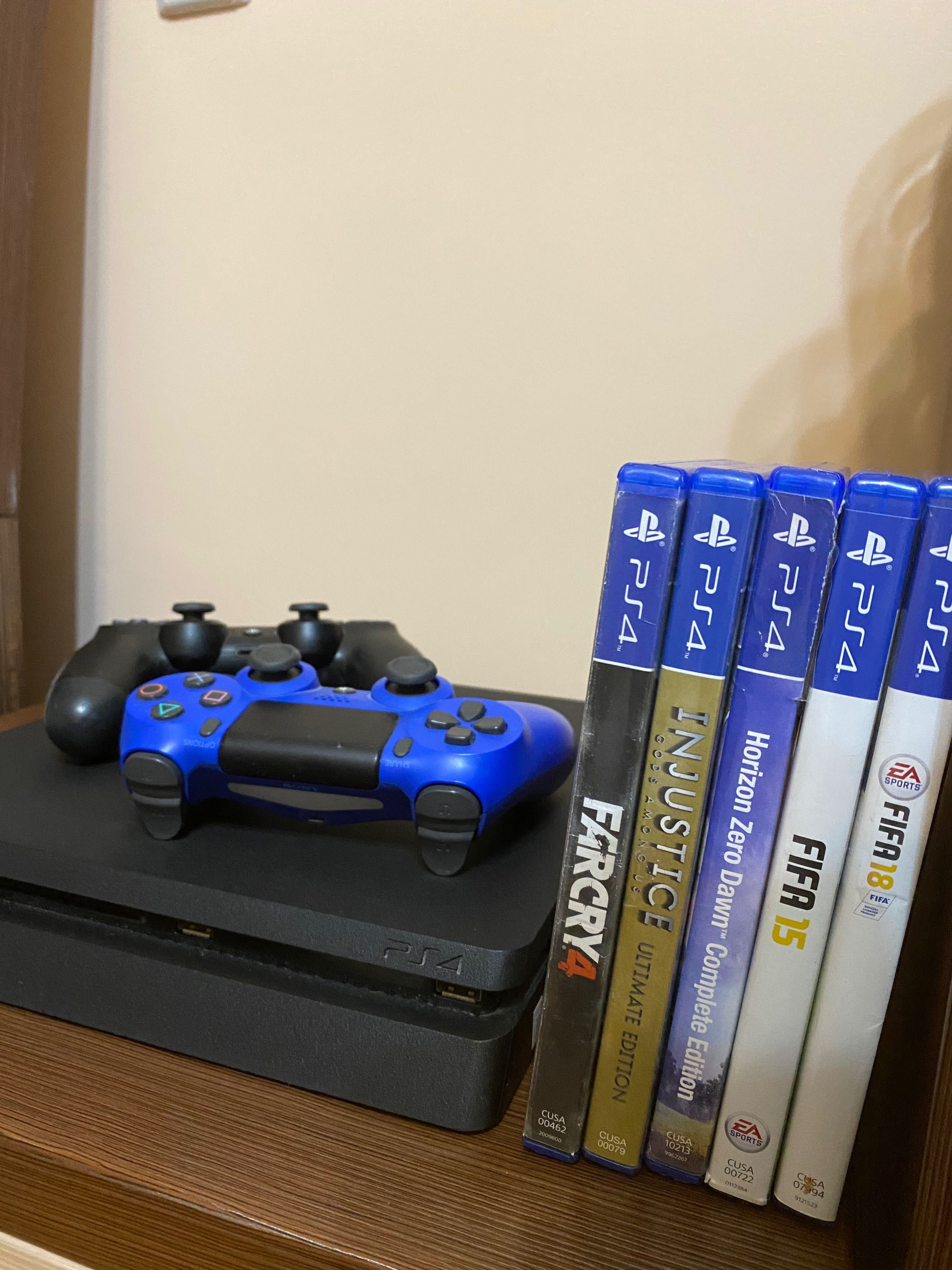 Playstation 4  в хорошем состоянии