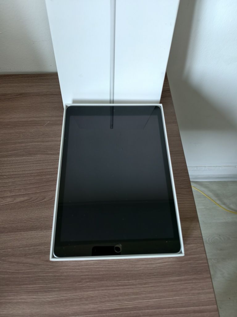 iPad 9 Gen (10.2", 64GB)