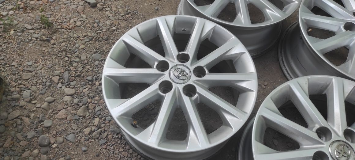 Комплект оригинальных дисков R16. Toyota Camry.