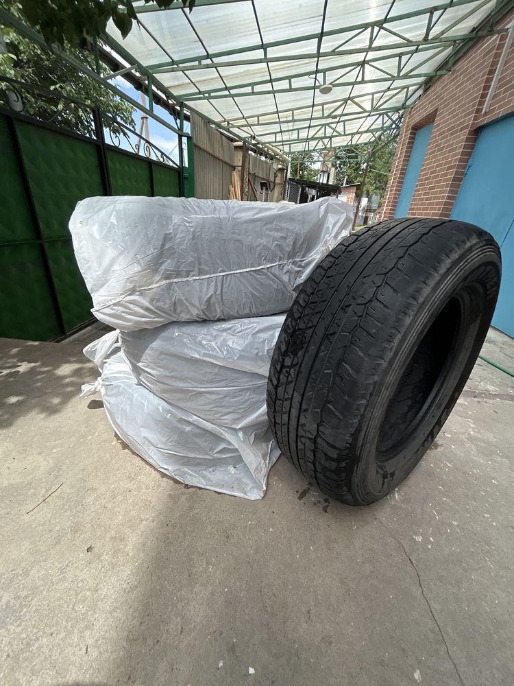 Прод шины в отличном состояний 265/65R17 Японские