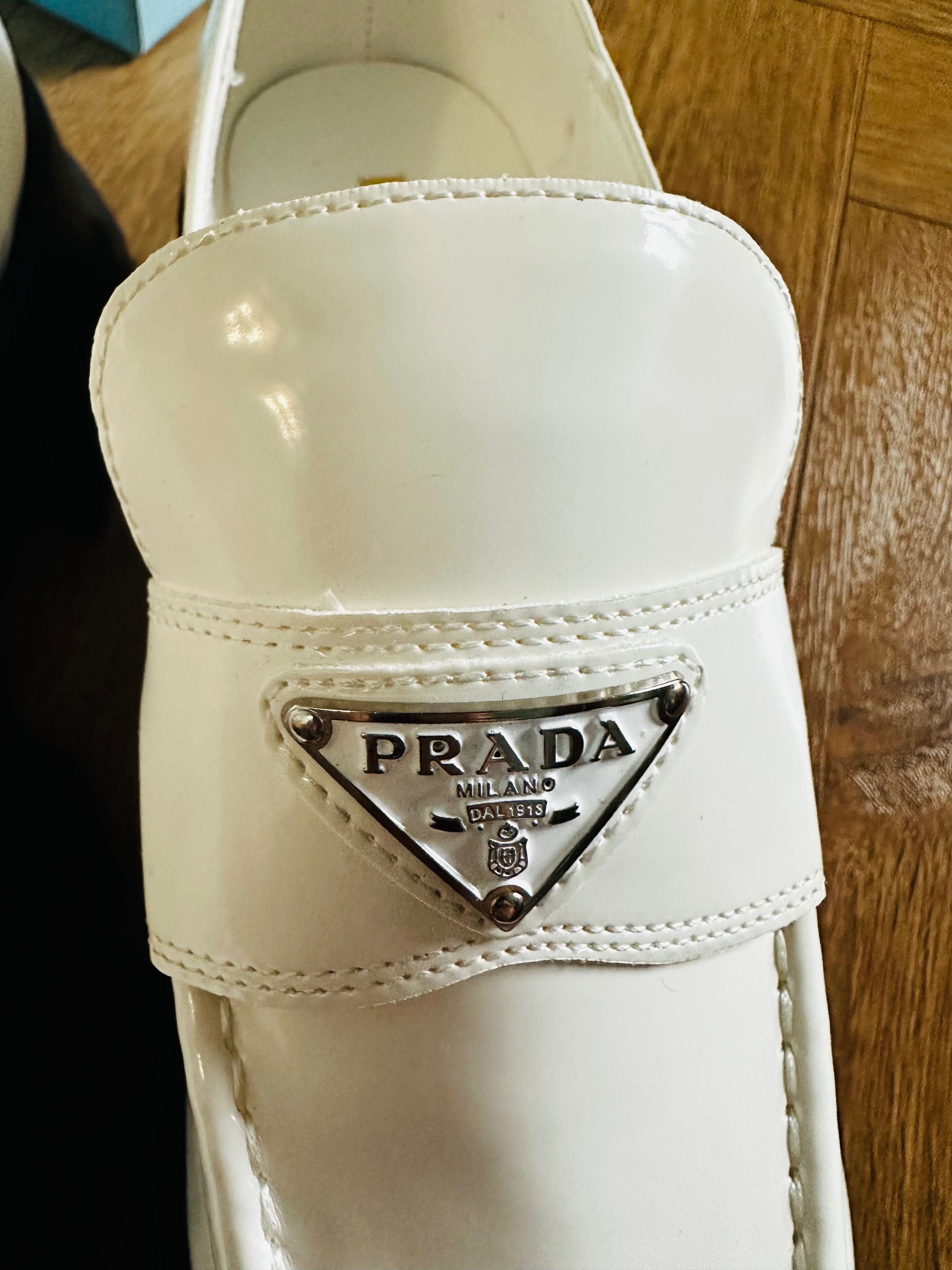 Белые Лоферы под prada