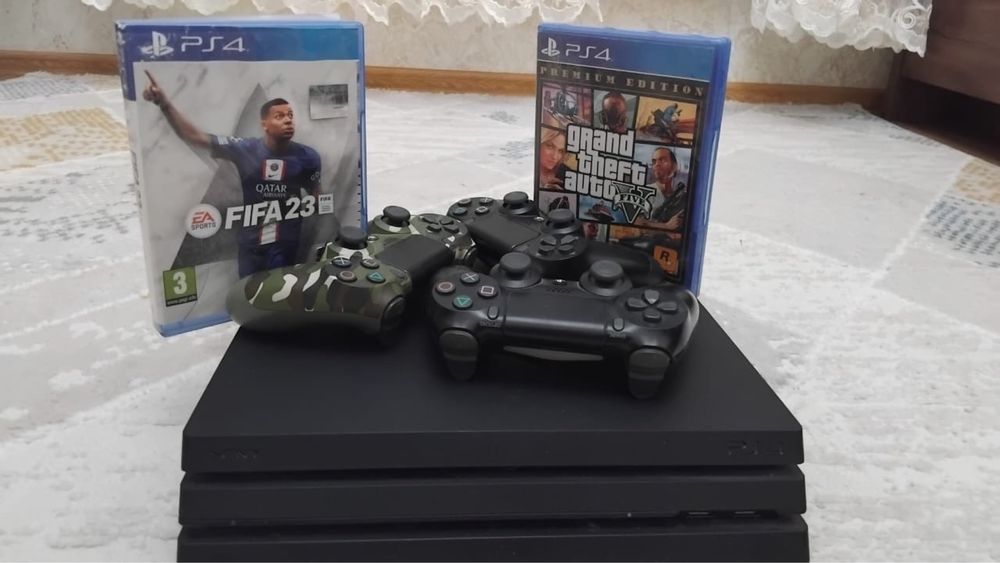 PlayStation Pro + 3 джойстика + 2 диска