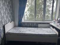 Кровать и шторы